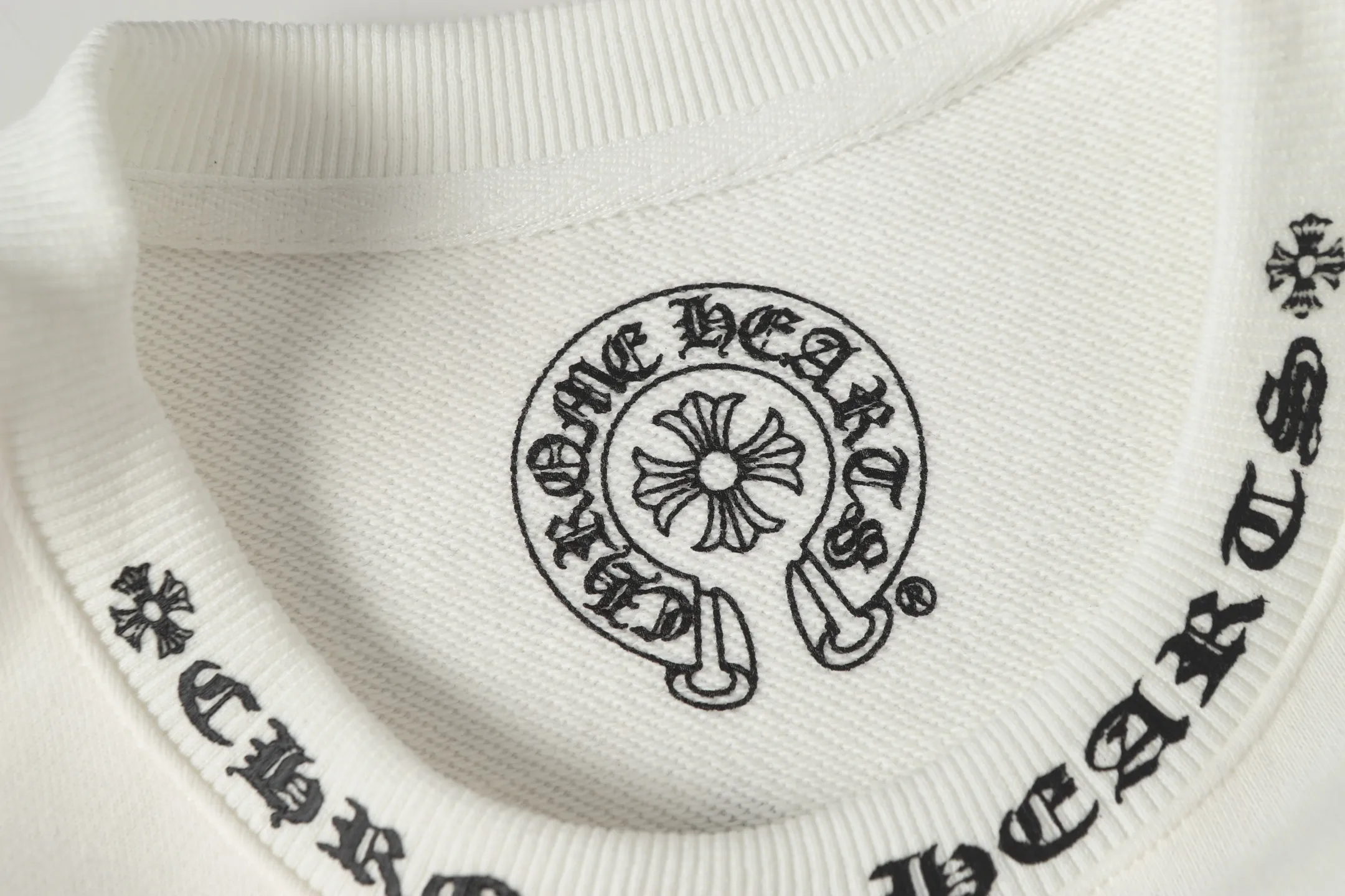 P210 Round neck sweatshirt. Remember to note sweatshirt when ordering #Y2902 Cross-border running quantity model. Please do not place an order if you pursue perfection. -Chrome Hearts/Chrome Hearts 23ss Sanskrit printed popular round neck sweatshirt -High weight, high density and high quality. The wool is soft, delicate and skin-friendly. Soft and silky to the touch. Excellent warmth and skin-friendliness. -Colour: black white -Size: S M L XL